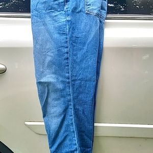 Light wash skinny jean